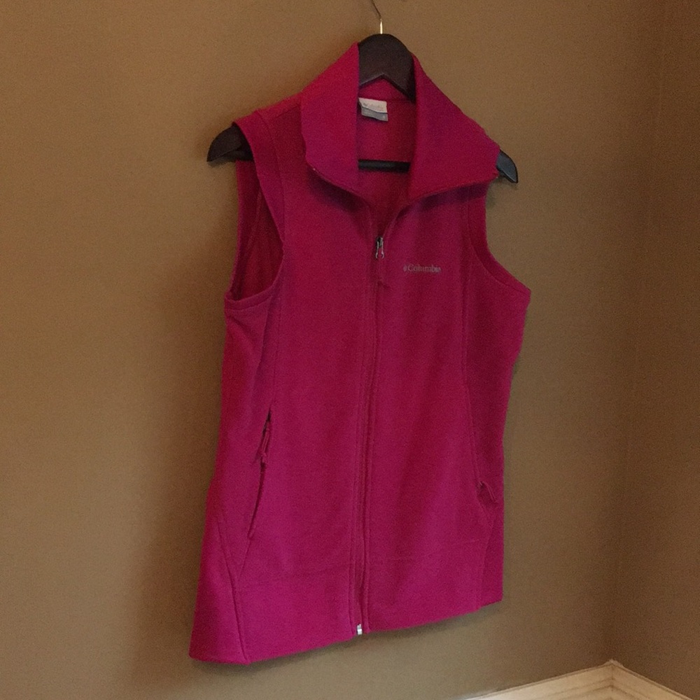 Women’s Med fleece Columbia vest. Never worn pink